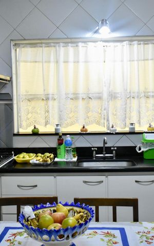 Casa à venda com 200m², 4 quartos e 4 vagas Casa à venda com 200m², 4 quartos e 4 vagasCozinha