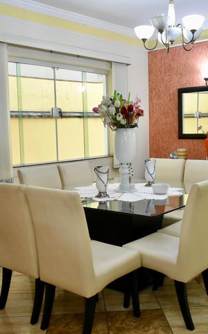 Casa à venda com 200m², 4 quartos e 4 vagas Casa à venda com 200m², 4 quartos e 4 vagasSala