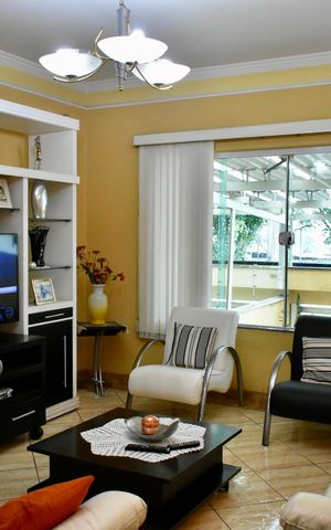 Casa à venda com 200m², 4 quartos e 4 vagas Casa à venda com 200m², 4 quartos e 4 vagasSala