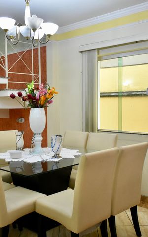 Casa à venda com 200m², 4 quartos e 4 vagas Casa à venda com 200m², 4 quartos e 4 vagasSala