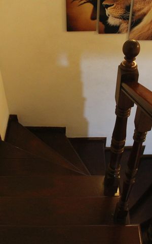 Casa à venda com 276m², 4 quartos e 4 vagasEscada acesso aos Quartos