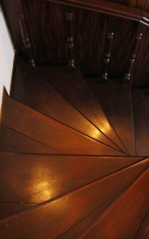 Casa à venda com 276m², 4 quartos e 4 vagasEscada acesso aos Quartos