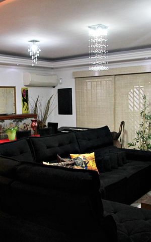 Casa à venda com 276m², 4 quartos e 4 vagasSala