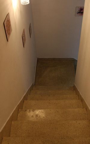 Casa à venda com 276m², 4 quartos e 4 vagasEscada da acesso a Sala