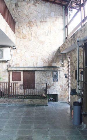 Casa à venda com 276m², 4 quartos e 4 vagasGaragem