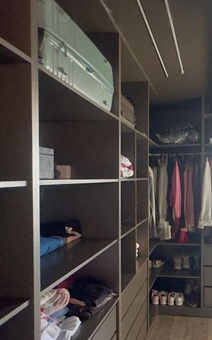 Apartamento à venda com 100m², 2 quartos e 2 vagas Apartamento à venda com 100m², 2 quartos e 2 vagasCloset suite 1