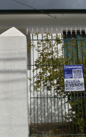 Casa à venda com 183m², 3 quartos e 2 vagasFachada + Plaquinha