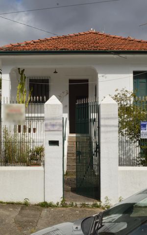 Casa à venda com 183m², 3 quartos e 2 vagas Casa à venda com 183m², 3 quartos e 2 vagasFachada + Plaquinha