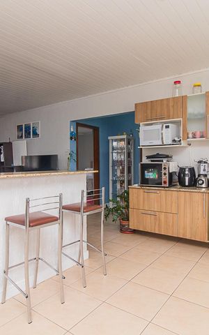 Casa à venda com 198m², 2 quartos e 4 vagasCozinha e Área de Serviço