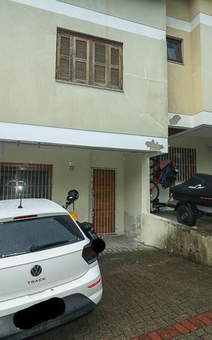 Casa de condomínio à venda com 179m², 3 quartos e 2 vagasFachada