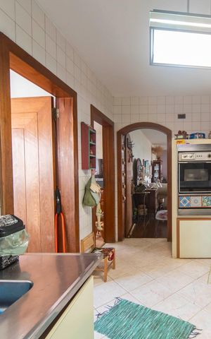 Apartamento à venda com 320m², 4 quartos e 2 vagas Apartamento à venda com 320m², 4 quartos e 2 vagasCozinha
