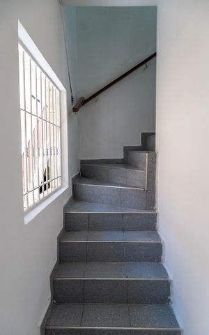 Casa à venda com 350m², 6 quartos e 2 vagas Casa à venda com 350m², 6 quartos e 2 vagasCasa 2 - Escada