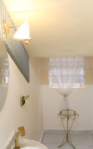 Casa à venda com 240m², 4 quartos e 2 vagasLavabo