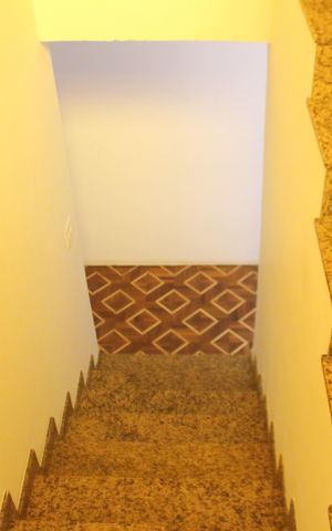 Casa à venda com 240m², 4 quartos e 2 vagasEscada