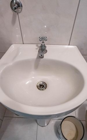 Casa à venda com 180m², 3 quartos e 2 vagas Casa à venda com 180m², 3 quartos e 2 vagasBanheiro social 1