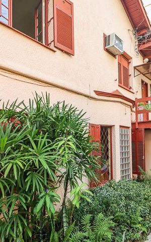 Casa à venda com 380m², 5 quartos e 2 vagasFachada