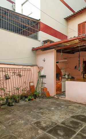 Casa à venda com 380m², 5 quartos e 2 vagasFundos