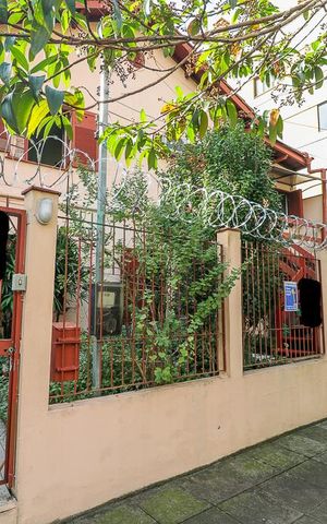 Casa à venda com 380m², 5 quartos e 2 vagasFachada