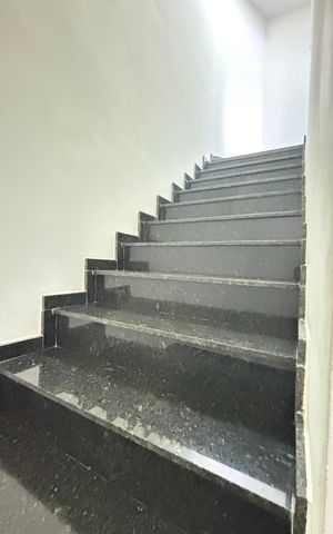 Apartamento à venda com 96m², 2 quartos e 1 vaga Apartamento à venda com 96m², 2 quartos e 1 vagaEscada