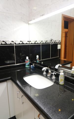 Casa à venda com 350m², 3 quartos e 3 vagasBanheiro da Suíte