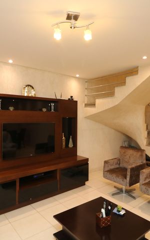 Casa à venda com 350m², 3 quartos e 3 vagasSala