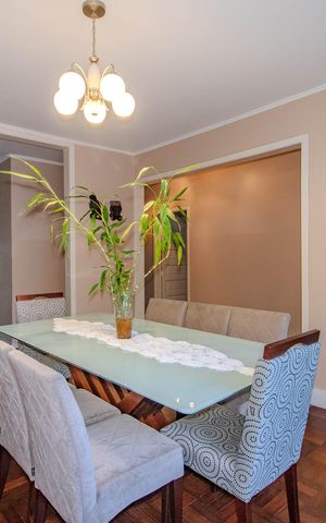 Casa à venda com 220m², 5 quartos e 5 vagas Casa à venda com 220m², 5 quartos e 5 vagasSala