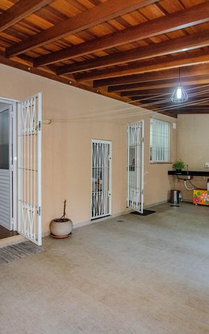 Casa à venda com 220m², 5 quartos e 5 vagas Casa à venda com 220m², 5 quartos e 5 vagasEspaço Gourmet