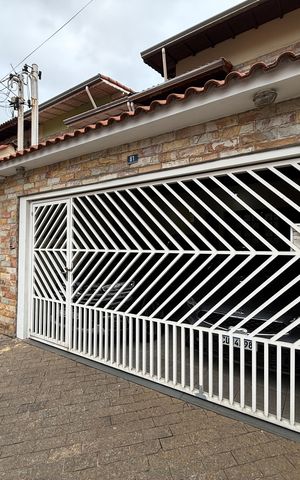 Casa à venda com 126m², 3 quartos e 2 vagasFachada