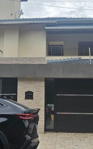 Casa à venda com 234m², 4 quartos e 4 vagas Casa à venda com 234m², 4 quartos e 4 vagasFachada