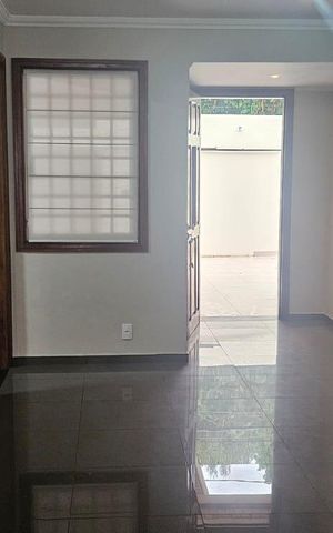 Casa à venda com 234m², 4 quartos e 4 vagas Casa à venda com 234m², 4 quartos e 4 vagasSala