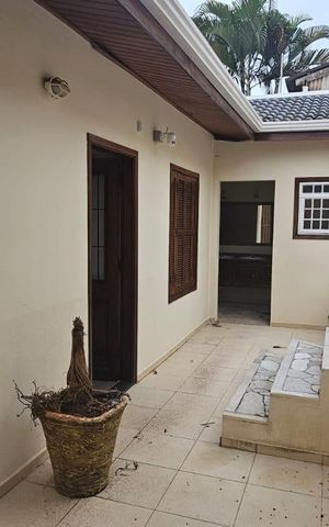 Casa à venda com 234m², 4 quartos e 4 vagas Casa à venda com 234m², 4 quartos e 4 vagasÁrea Externa