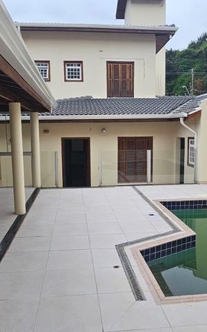 Casa à venda com 234m², 4 quartos e 4 vagas Casa à venda com 234m², 4 quartos e 4 vagasÁrea Externa
