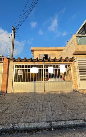 Casa à venda com 157m², 3 quartos e 2 vagas Casa à venda com 157m², 3 quartos e 2 vagasFachada