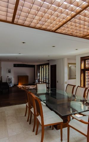 Casa à venda com 350m², 4 quartos e 4 vagas Casa à venda com 350m², 4 quartos e 4 vagasSala
