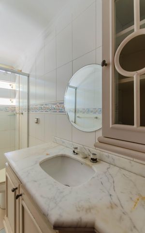 Casa à venda com 350m², 4 quartos e 4 vagas Casa à venda com 350m², 4 quartos e 4 vagasBanheiro Social