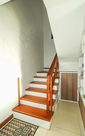 Casa de condomínio à venda com 191m², 3 quartos e 2 vagasEscada