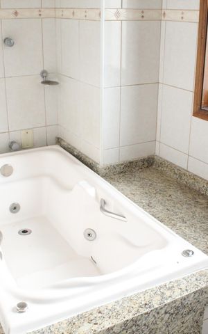 Casa de condomínio para alugar com 350m², 3 quartos e 2 vagasBanheiro da Suíte 2