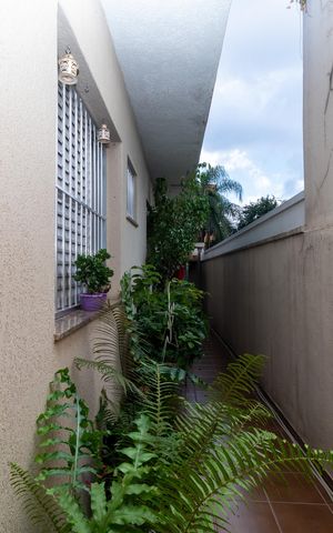 Casa à venda com 233m², 5 quartos e 6 vagas Casa à venda com 233m², 5 quartos e 6 vagasAcesso lateral / Corredor externo