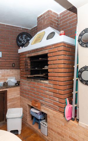 Casa à venda com 233m², 5 quartos e 6 vagas Casa à venda com 233m², 5 quartos e 6 vagasEdícula - Churrasqueira