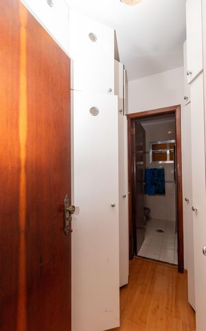 Casa à venda com 233m², 5 quartos e 6 vagas Casa à venda com 233m², 5 quartos e 6 vagasCloset da Suite