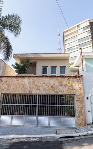 Casa à venda com 233m², 5 quartos e 6 vagas Casa à venda com 233m², 5 quartos e 6 vagasFachada