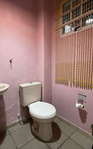 Casa à venda com 170m², 4 quartos e 2 vagas Casa à venda com 170m², 4 quartos e 2 vagasBanheiro 1