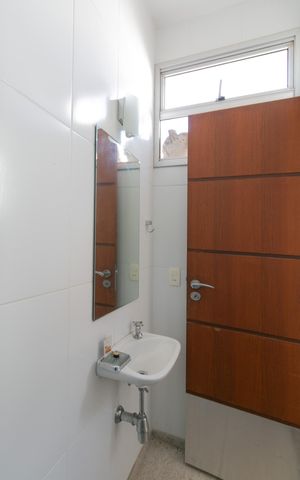Casa à venda com 607m², 5 quartos e 10 vagas Casa à venda com 607m², 5 quartos e 10 vagasBanheiro de Serviço