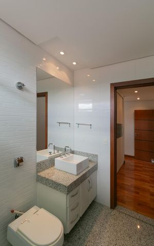 Casa à venda com 607m², 5 quartos e 10 vagas Casa à venda com 607m², 5 quartos e 10 vagasBanheiro Suite 1