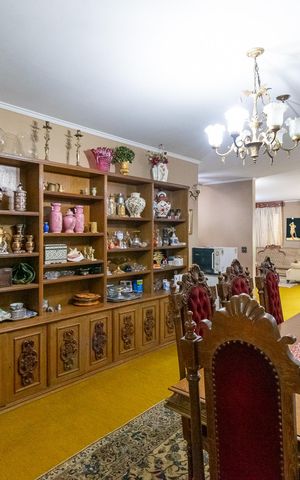 Casa à venda com 500m², 3 quartos e 2 vagas Casa à venda com 500m², 3 quartos e 2 vagasSala de Jantar
