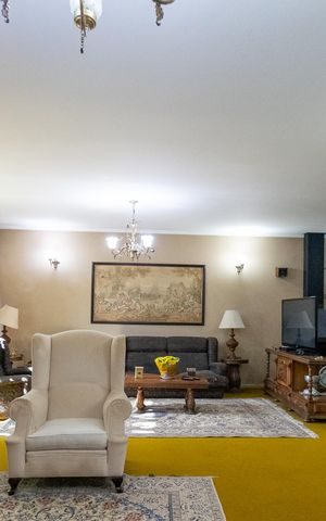 Casa à venda com 500m², 3 quartos e 2 vagas Casa à venda com 500m², 3 quartos e 2 vagasSala