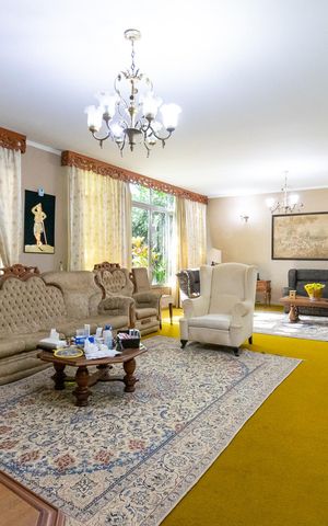 Casa à venda com 500m², 3 quartos e 2 vagas Casa à venda com 500m², 3 quartos e 2 vagasSala