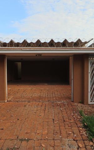 Casa para alugar com 440m², 6 quartos e 7 vagas Casa para alugar com 440m², 6 quartos e 7 vagasFachada
