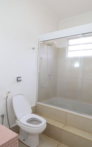 Casa para alugar com 440m², 6 quartos e 7 vagas Casa para alugar com 440m², 6 quartos e 7 vagasBanheiro 2