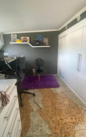 Casa de condomínio à venda com 225m², 4 quartos e 2 vagas Casa de condomínio à venda com 225m², 4 quartos e 2 vagasQuarto
